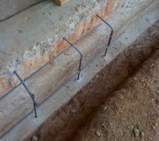 D&eacute;tail du ferraillage qui va permettre de prolonger la dalle. Une ferraille dans la dalle, un ferraille dans la longrine, une ferraille en long. Attach&eacute;es entre elles par du fil de fer.