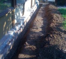 Les murets qui soutenaient les fen&ecirc;tres ont &eacute;t&eacute; abattus. On s'est rendu compte qu'il ne reposait pas sur la dalle mais en partie sur une rang&eacute;e de briques. Il a donc fallu mettre &agrave; jour les fondations pour prolonger la dalle.