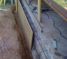 D&eacute;tail du ferraillage et du coffrage qui permettra d'&eacute;tendre la dalle.

On voit que les murets ont &eacute;t&eacute; abattus et que les fen&ecirc;tres tiennent sur des planches.