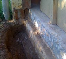 Ici on voit le reste de la rang&eacute;e de briques sur laquelle tenait le muret.