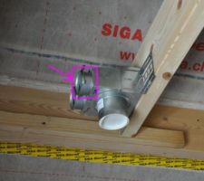 Içi l'extraction des toilettes du premier étage qui se trouve à coté de la machine à laver et le sèche linge caché dans une armoire coulissante par la suite.
Attention dans les wc seul une arrivé est branchée(dans la salle de bain et cuisine 2arrivées)