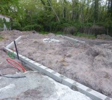 La face avant de la maison (Sud). Au premier plan salon/salle à manger, au second plan les futures chambres