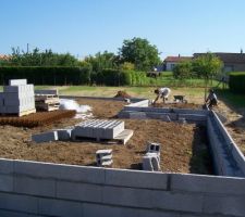 3 rangs de parpaing B80 et la planelle de rive