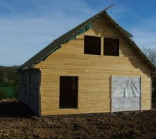 Les terres autour de la maison ont été partiellement remises en forme. On circule enfin correctement autour de la maison.
