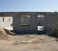 Le garage, notre chambre et la porte d'entrée