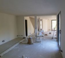 Vue du salon et de l'entr&eacute;e, apr&egrave;s l'enduisage