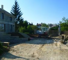 Remise en état du terrain : la terrasse devant la maison et une partie du jardin sont faits.