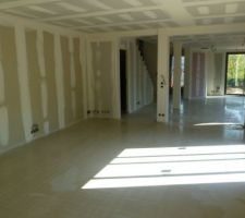 Vue du salon et de l'entr&eacute;e, avant l'enduisage