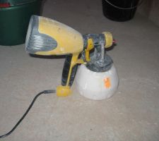 Et voici mon pitit pistolet a meme pas 50E en soldes avec lequel je vais faire toute la maison !!! et economiser de la peinture ...