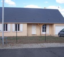 Vue de face maison avec grillage