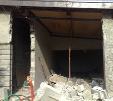 Sur cette photo, le mur vertical va etre detruit, la poutre centrale reduite au maximum, le mur du fond sera detruite aussi