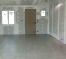 Vue sur entrée séjour salon et début dégagement