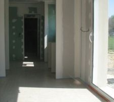 Chape terminée vue sur fin du sejour, puis  cuisine et cellier