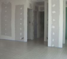 Vue à gauche sur wc, dégagement entrée bureau et entrée salle d'eau