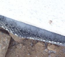 Ciment entre la membrane et le mur du vide sanitaire