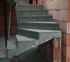 L'escalier sans contact avec les murs ext&eacute;rieurs