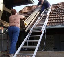 Papa qui enlève les tuiles, moi qui les attrapent au bas du "tobbogan" et Maman qui les met dans la remorque
