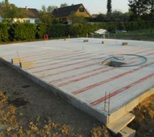 Dalle coulée. J'ai reporté à la peinture rouge, la position des poutrelles en vue du carrotage de la dalle pour les évacuations techniques.