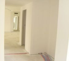 COULOIR ENTREE VERS SALON / SEJOUR
ET PLACARD A DROITE