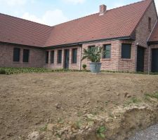 VUE G2N2RALE DE LA MAISON SOUS UN CIEL D'ORAGE