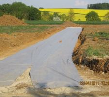 Une couche geo textile reste les cailloux