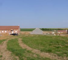 Vue de notre parcelle ce jour, la photo est prise en bout de terrain, autour ça prend forme