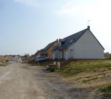 Devant notre parcelle vers le sud, on aperçoit que notre voisin est déjà bien installé