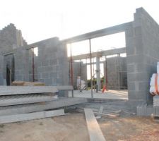 Vue de l 'avant de la maison .... poutre centrale et traverse coulée !