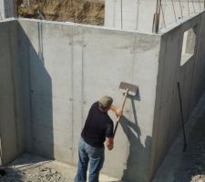 Nettoyage des soubassements avant application du bitume