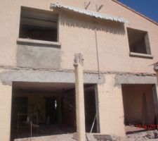 Voila la terrasse cote piscine est demolie