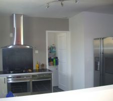La cuisine quasi finit
1 frigo us
1 four electrolux
1 four scholtes
hotte fagor
plaque gaz whirlpool
crédence en verre noire fumée
