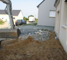 Début du terrassement définitif après la réalisation des tranchées techniques et des raccordements...cela prend forme