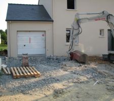 Réalisation des tranchées techniques et début du terrassement  définitif suite aux raccordements.
