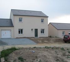 Pas de doute après les raccordements, terrassement et la mise en place des allées, cela commence à ressembler à une maison.