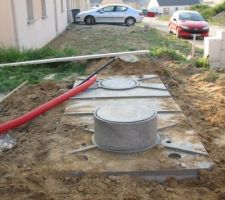 La cuve à eau est mise en place et les réhausses vont être installées.