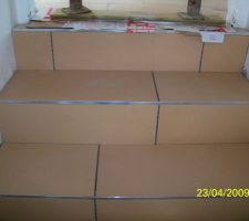 Escalier en cours... Manque les joints.
Escalier du garag vers le niveau 0