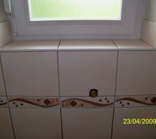 Finition de la tablette dans les toilettes