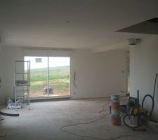 Le plafond de la salle ponc&eacute; et sous couch&eacute;