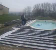 Pose lambourdes sur le front de la piscine