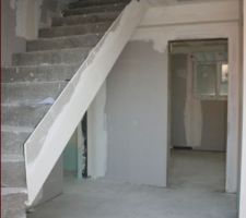 Escalier   Porte qui mène à la cuisine