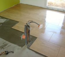 Allez c est parti pour une patie de carrelage. On commence par la cuisine