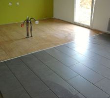 Apres la cuisine au tour de la salle à manger, séparé de la cuisine par de la faience alu de 5cm de largeur