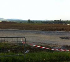 Vue de face du terrain
le lotissement est presque termin&eacute;
