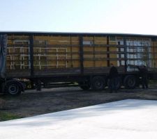 Arrivé des camions contenant les panneaux de la futur construction