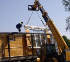 Déchargement des panneaux bois