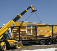 Déchargement des panneaux bois