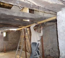 Pose des &eacute;tais pour le changement des sommiers.