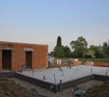 La dale coulée et le garage monté en brique rouge, en attente de la dalle qui recevra les travaux d'étanchéité pour le toit plat.