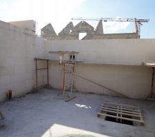 L'intérieur des garages avec le trou d'accès à la cave .. la fameuse!