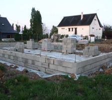 Elévation du vide sanitaire ... La maçon bosse bien ! Entreprise à conseiller